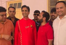 बाबा नीब करौरी के दर्शन करने कैंची धाम पहुंचे कवि कुमार विश्वास