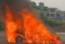 हाइवे पर चलती कार में लगी आग, चालक ने कूदकर बचाई जान, देखें वीडियो