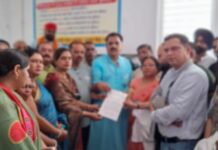 10 चिकित्सकों के स्थानांतरण के विरोध में कांग्रेस कार्यकर्ताओं का जिला अस्पताल परिसर में जोरदार प्रदर्शन