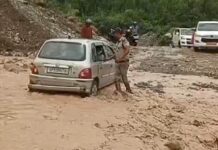 बारिश में मलबा आने से यह मार्ग तीन घंटे बंद, पोकलैंड से खोला रास्ता, देखें वीडियो