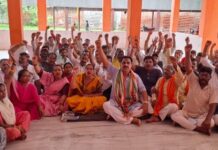 अयोध्या के राम मंदिर समेत अन्य धामों में चोरी मामले को लेकर कांग्रेस कार्यकर्ताओं का उपवास