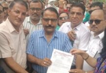 प्राइमरी टीचर्स एसोसिएशन का डीएम कैंप कार्यालय पर प्रदर्शन, ज्ञापन सौंपा