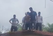चौकी की छत पर पेट्रोल लेकर चढ़ा ग्रामीण, लगाए गंभीर आरोप