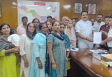 वंचित परिवारों को बिजली कनेक्शन दिलाने को पूर्व विधायक के साथ डीएम से मिले लोग