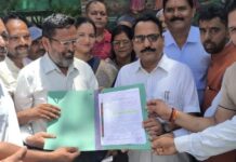 दमुवाढूंगा के चार वार्डों के जनप्रतिनिधि डीएम से मिले और यह मांगें उठाईं