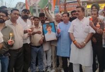 नीट पेपर लीक और युवाओं के उत्पीड़न के विरोध में कांग्रेस कार्यकर्ता सड़क पर उतरे, कैंडल मार्च निकाला