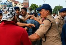 दुष्कर्म के आरोपियों को भीड़ ने पीटा, देखें वीडियो