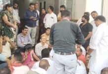 यहां बीडीसी बैठक से पहले हंगामा, विरोध बढ़ने पर इस अफसर को मीटिंग छोड़कर जाना पड़ा, देखें वीडियो