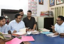 डीएम का तहसील और एसडीएम कार्यालय पर छापा, लंबित प्रकरणों की जांच एडीएम को सौंपी