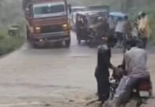 यहां नाले में बहने से बाल-बाल बचे बाइक सवार, देखें वीडियो