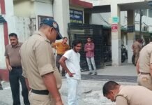 बेस अस्पताल के गेट पर युवक की शव मिलने से सनसनी