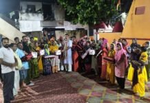 रम्पुरा के प्राचीन कटोरी मंदिर में श्रद्धालुओं की सुविधा के लिए चार पंखे और पांच दरियां भेंट कीं