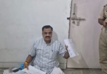 यहां पूर्व विधायक का एसडीएम कार्यालय के बाहर धरना