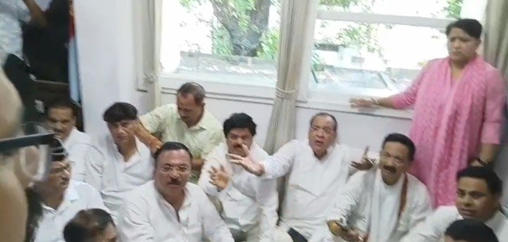 राष्ट्रीय अध्यक्ष मल्लिकार्जुन खड़गे की रैली से पहले कांग्रेस नेताओं ने पुलिस आफिस में धरना, देखें वीडियो