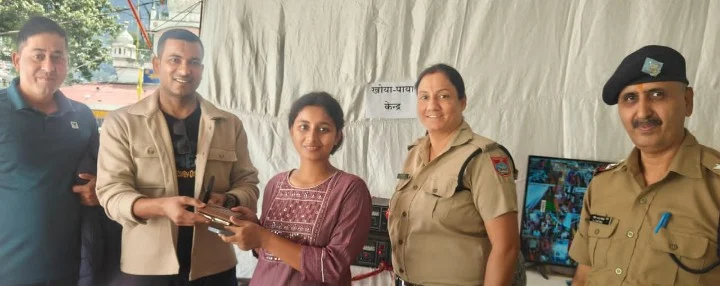 नैनीताल पुलिस की तत्परता से नंदा देवी मेले में गुम हुआ महिला का पर्स मिला
