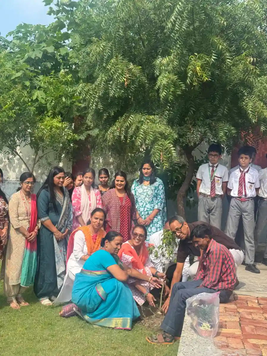 स्वतंत्रता संग्राम सेनानी बिशनी देवी शाह की जयंती पर आनंदा एकेडमी में पौधारोपण