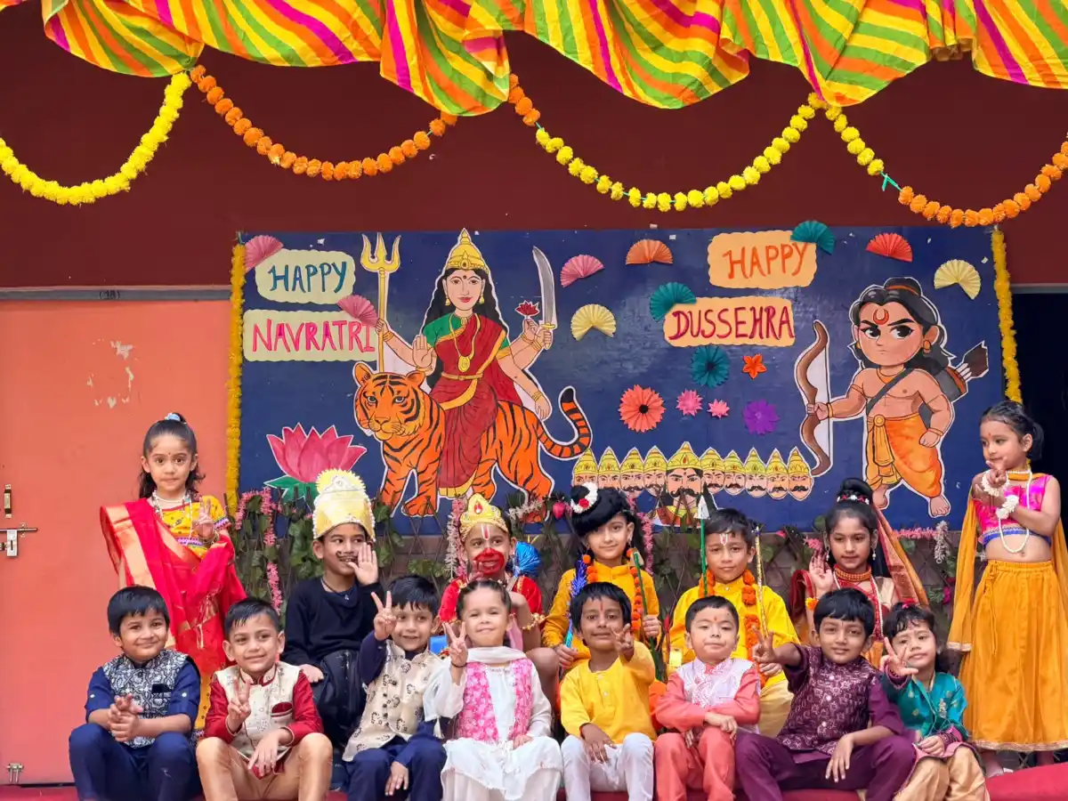 आनंदा एकेडमी में धूमधाम से मनाया दशहरा, रावण का पुतला जलाया