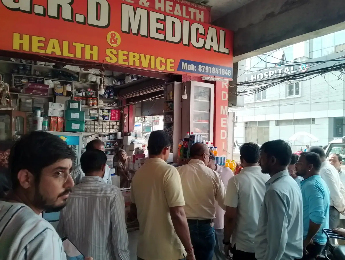 मुखानी में मेडिकल स्टोर में छापा, बायोमेडिकल वेस्ट और एक्सपायरी जूस बिकता मिला