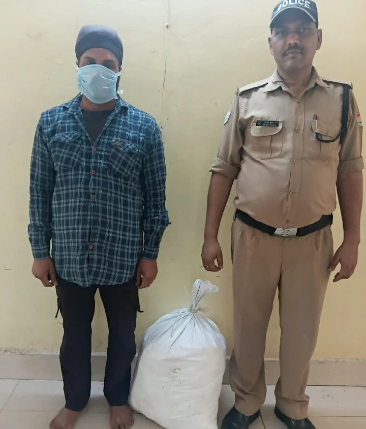पुलिस ने अवैध शराब के 220 पाउच के साथ तस्कर गुरदेव को गिरफ्तार किया